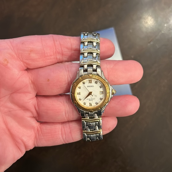 Seiko womens watch - silver and gold toned. High quality - excellent condition! - Picture 3 of 13